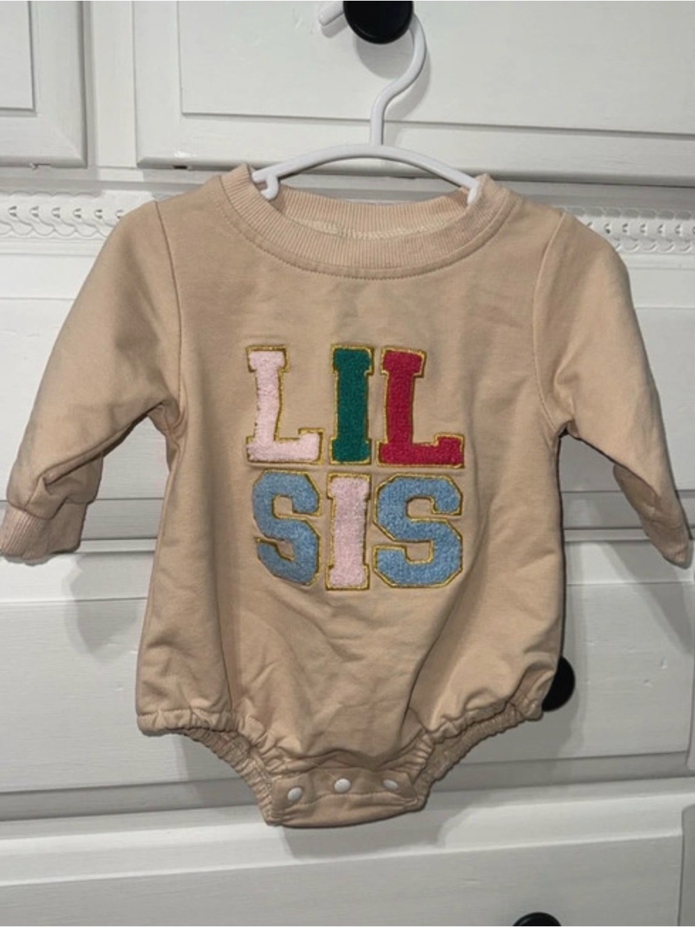 Girls 1–3M “LIL SIS” Embroidered Romper 🎀